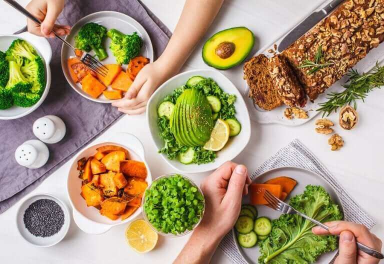 Een vegetarische maaltijd op een tafel