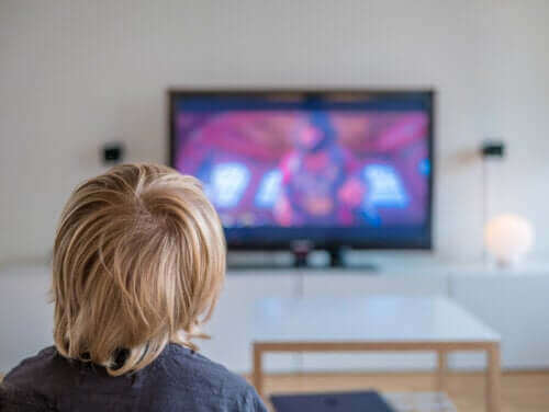 Jongetje kijkt televisie