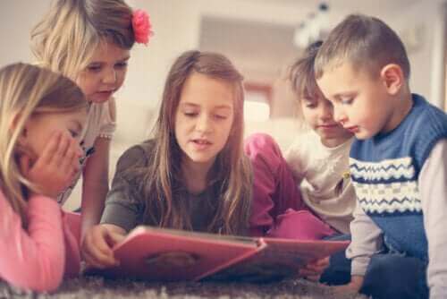 Kinderen rondom een boek