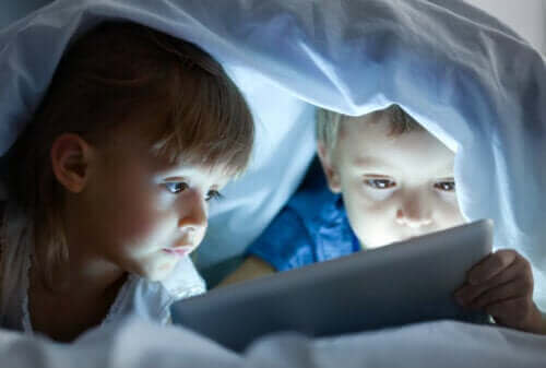 Kinderen kijken naar een scherm in het donker