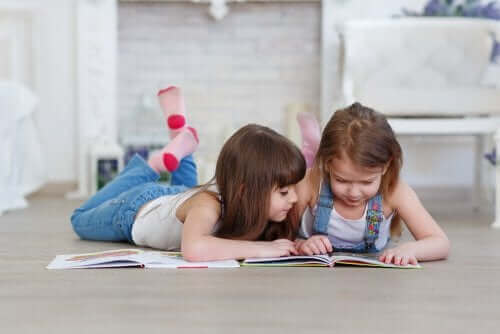 Twee meisjes zoeken samen in een zoekboek