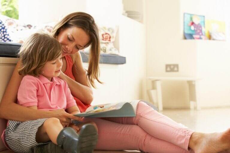 Moeder leest kind voor