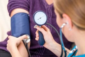 Wat zijn de oorzaken van postpartum pre-eclampsie?