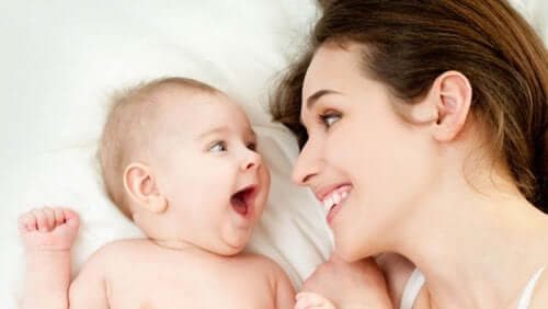 Lachende moeder en baby