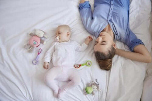 De slaap van een nieuwe moeder na de geboorte van haar baby