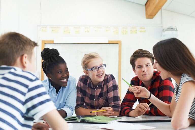 Groep pubers in gesprek