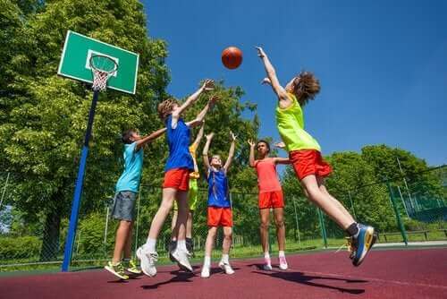 Kinderen spelen basketbal