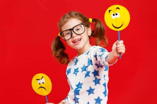 Meisje met emoji bordjes