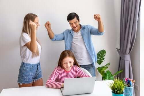 Ouders moedigen kind aan