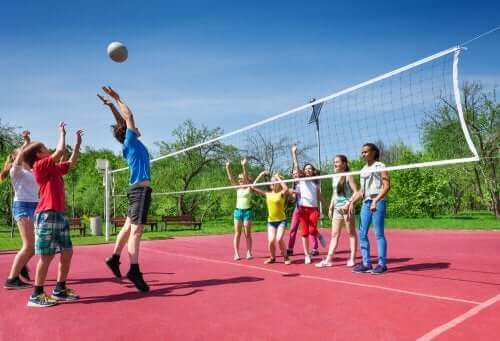Kinderen spelen volleybal