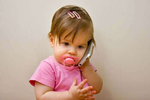 Baby met een mobiele telefoon