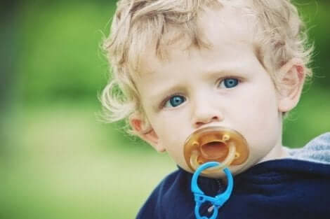 Een baby met een speen