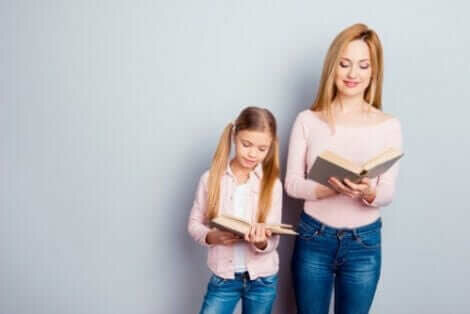 Moeder en dochter lezen een boek