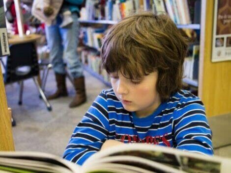Jongetje leest een boek