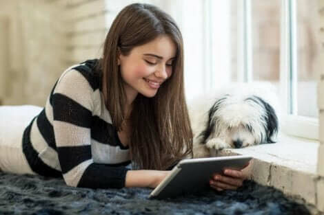 Een meisje leest op haar tablet