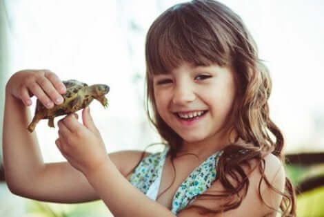 Een meisje met een schildpad