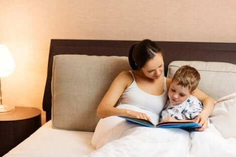 Moeder en zoon lezen samen een boek