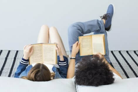Kinderen lezen samen boeken