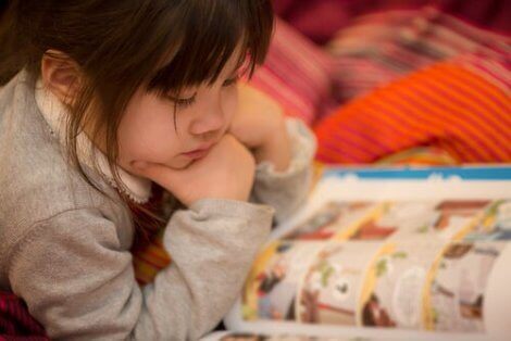 Een meisje leest een stripboek