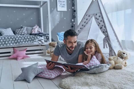 Vader en dochter lezen samen een boek