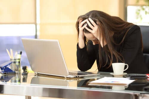 Vrouw heeft stress door haar werk