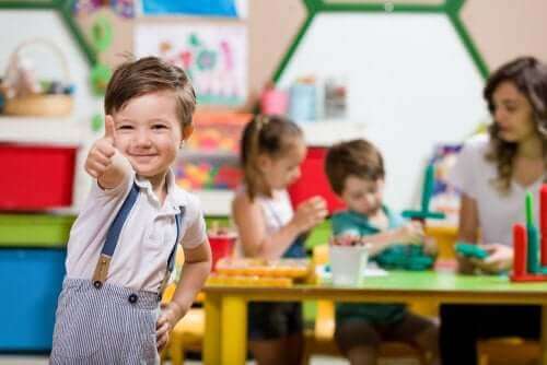 Kind in een klaslokaal