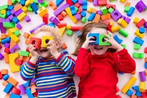 Kinderen met blokken