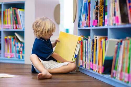 Jongen in een bibliotheek