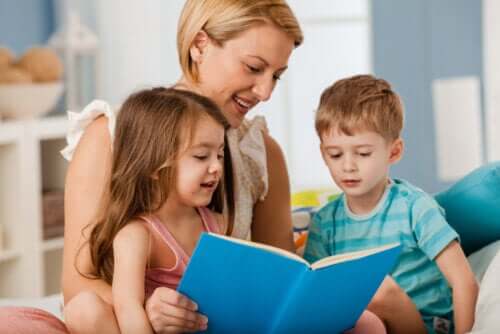 Moeder leest voor aan kinderen