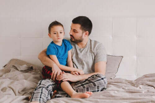 Vader en zoon praten samen
