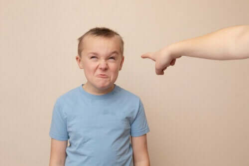 Een boos kind trekt gezichten