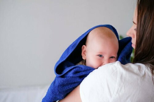 Een baby met handdoek