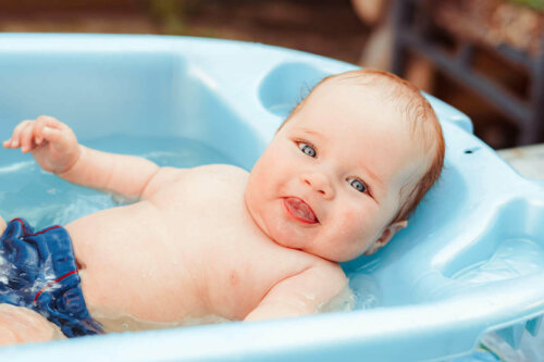 Een baby in een badje