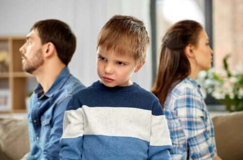 Gemene kinderen beledigen anderen