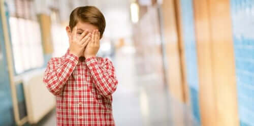 Jongen met schaamte