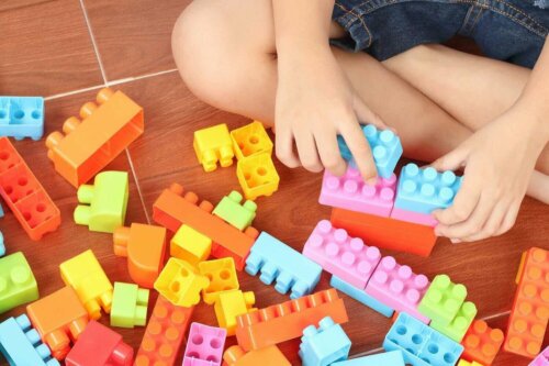 Een kind speelt met LEGO