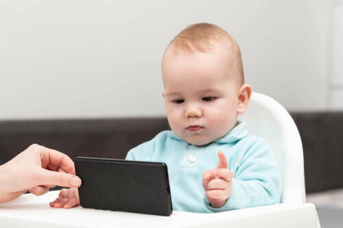 Baby kijkt op mobiel