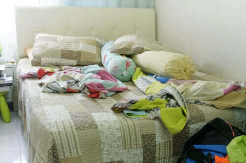 Een rommelig bed