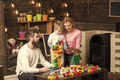 Een kind speelt samen met zijn ouders met LEGO