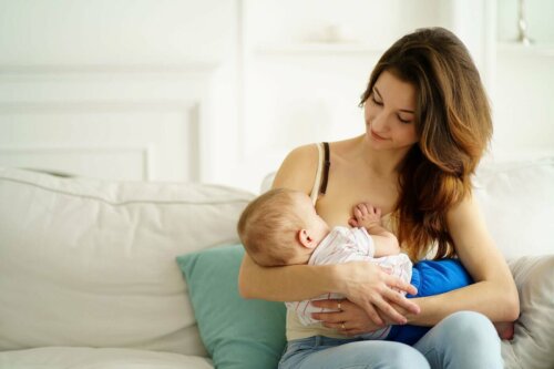 Moeder geeft borstvoeding