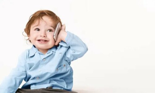 Een baby met een mobiel