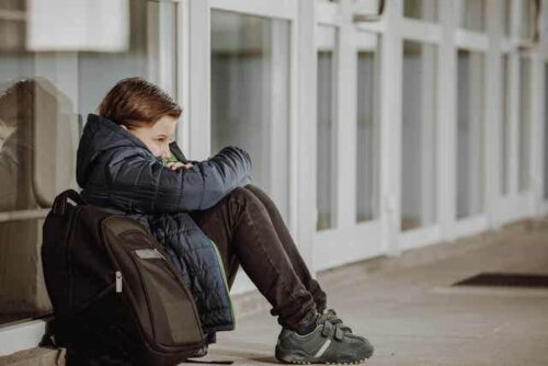 Jongen heeft last van ontgroening op school