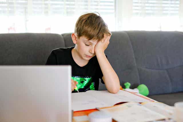 Jongen probeert zijn huiswerk te doen