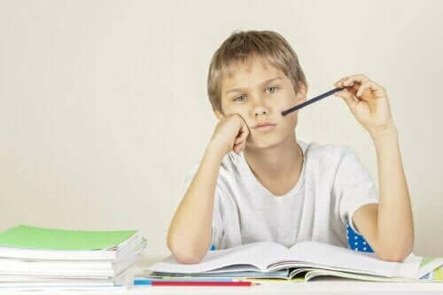 Jongen moet huiswerk doen