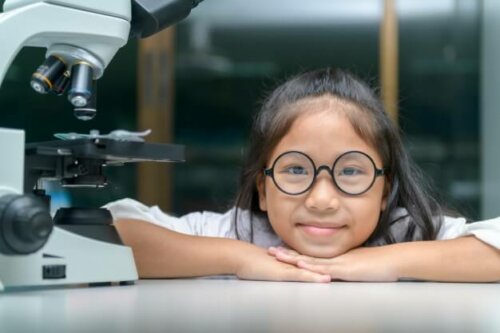 Meisje bij een microscoop