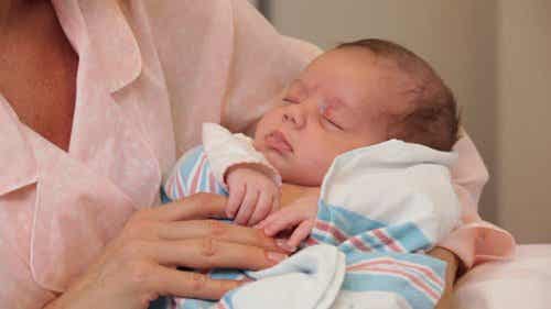 De moeder moet de eerste zijn om de baby vast te houden