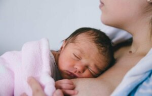 De moeder moet de eerste zijn om de baby vast te houden
