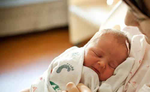 De familie heeft nog tijd genoeg om de baby vast te houden