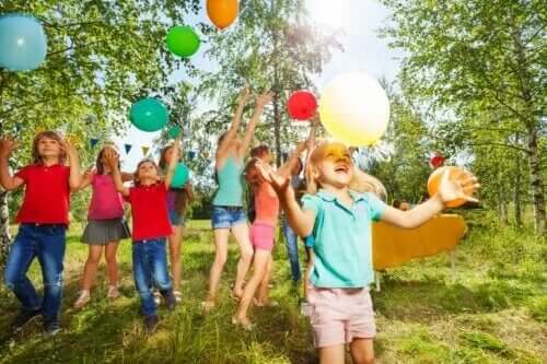 4 buitenspellen om kinderfeestjes uitbundiger te maken