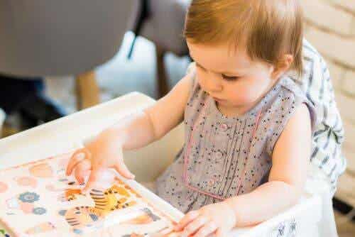 Baby ontdekt geluiden in boek
